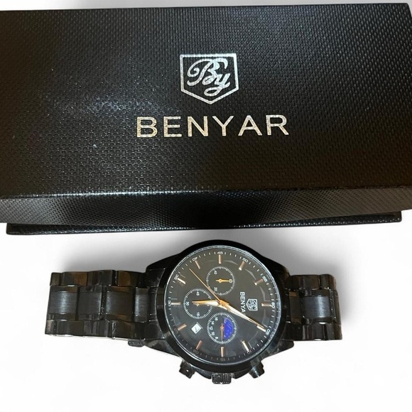 Black Chronograph Watch with Metal Case and Date Window​​ - Picture 4 of 5